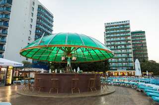 Отель Hotel Slavyanski Солнечный Берег Улучшенный двухместный номер с 2 отдельными кроватями (для 2 взрослых и 1 ребенка)-4