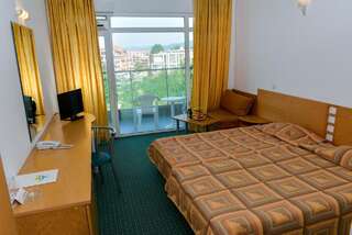 Отель Hotel Slavyanski Солнечный Берег Улучшенный двухместный номер с 2 отдельными кроватями (для 2 взрослых и 1 ребенка)-8