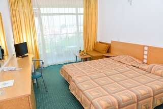 Отель Hotel Slavyanski Солнечный Берег Улучшенный двухместный номер с 2 отдельными кроватями (для 2 взрослых и 1 ребенка)-10